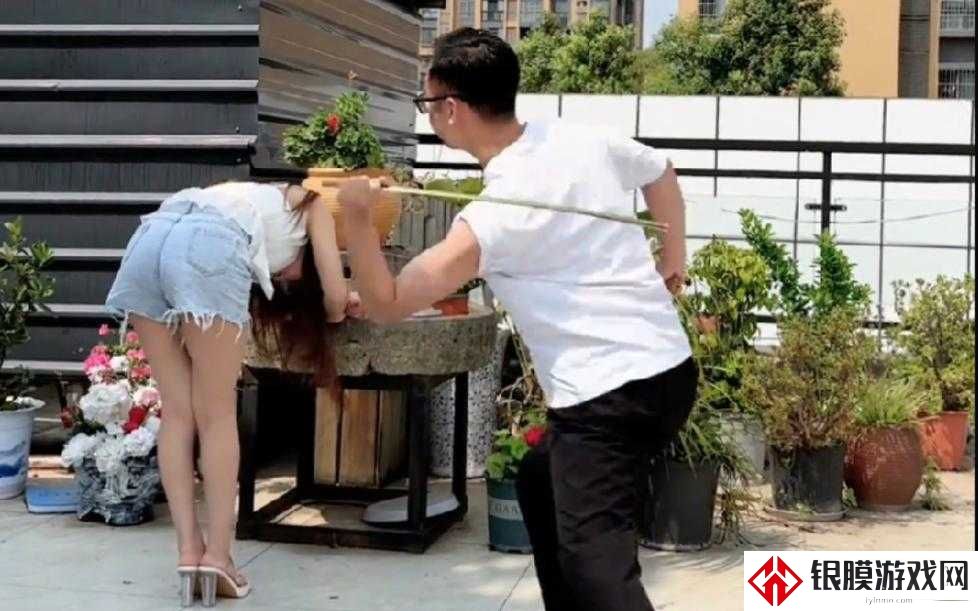 十八禁打屁股视频为何引发热议?女性视角下的亲密关系暴击实录